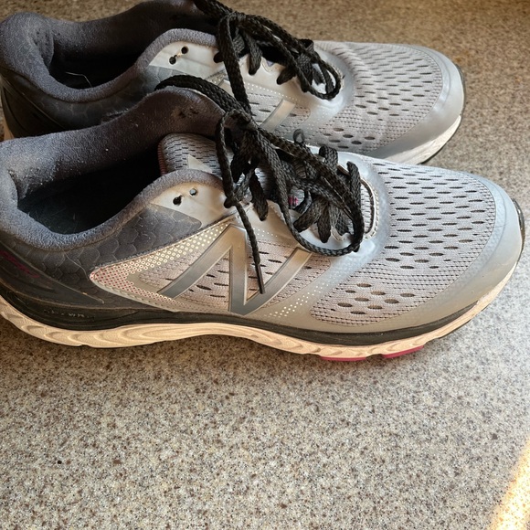 New Balance - Picture 2 of 3